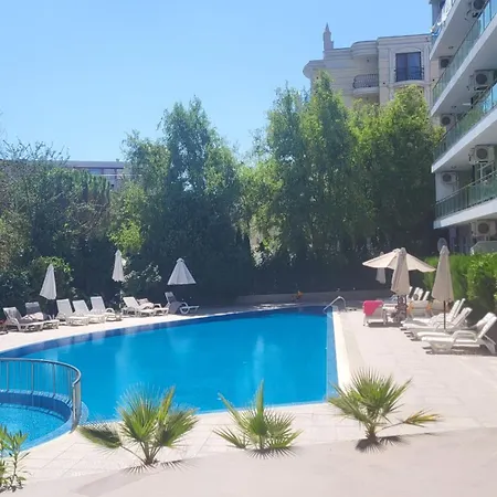 Family In Solmarin ساني بيتش