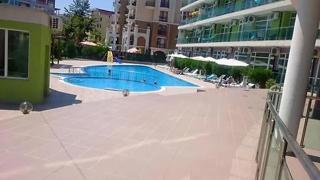 Family In Solmarin ساني بيتش