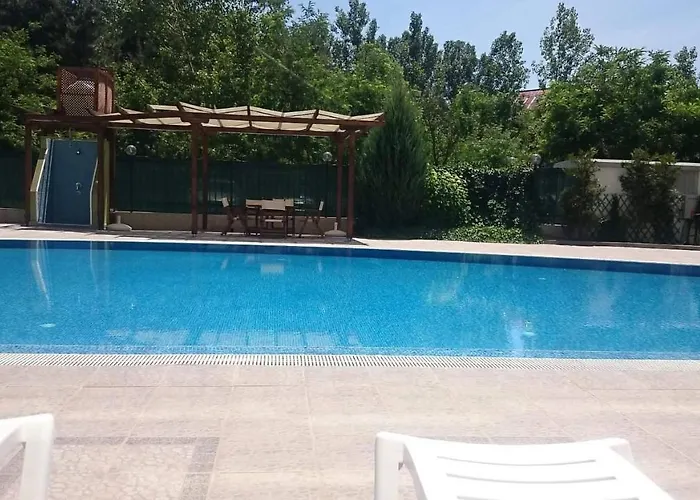 Family In Solmarin شقة