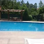 Family In Solmarin Apartman