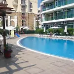 Family In Solmarin Apartman Napospart