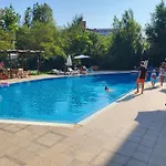 Family In Solmarin Apartman