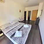 Family In Solmarin Apartman *