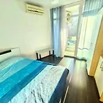 Family In Solmarin Apartman *