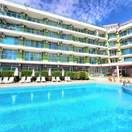 Family In Solmarin Apartman Napospart