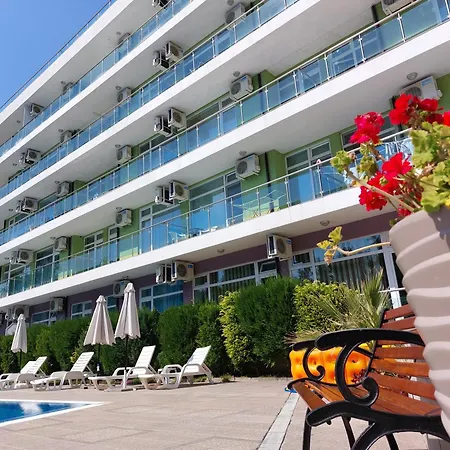 Family In Solmarin Apartman