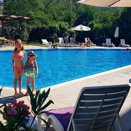 Family In Solmarin Apartman *