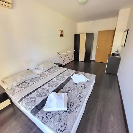 Family In Solmarin Apartman *