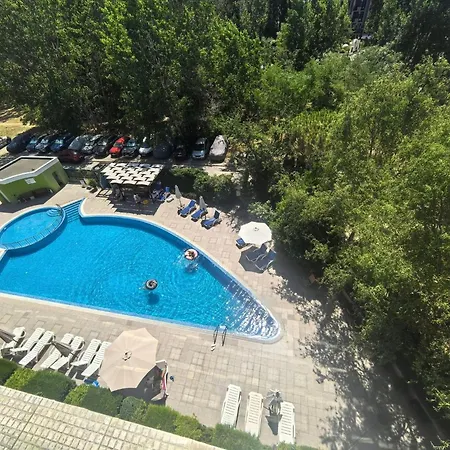 Family In Solmarin Apartman