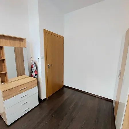 Family In Solmarin Apartman