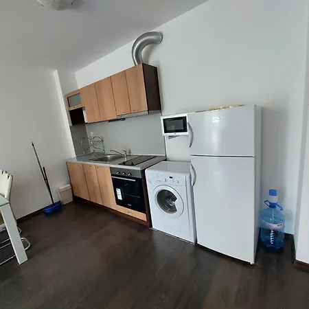 Family In Solmarin Apartman