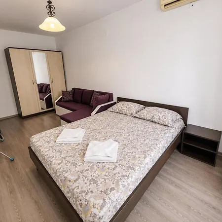 Family In Solmarin Apartment Slantschew brjag